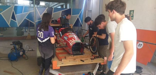 Estudiantes de 4°, 5° y 6° años de la EETP Nº 475 de San Jorge dan los últimos retoques a su máquina.