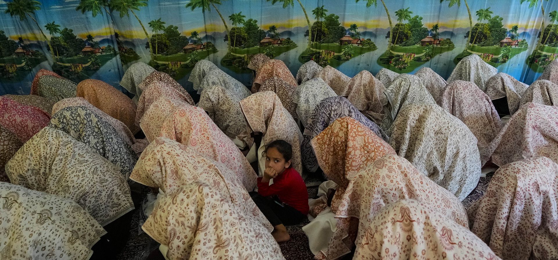 Una niña sentada entre novias musulmanas de Cachemira durante una boda masiva en Srinagar, Cachemira controlada por la India, el domingo 10 de septiembre de 2023. (Foto AP/Mukhtar Khan) Una niña sentada entre novias musulmanas de Cachemira durante una boda masiva en Srinagar, Cachemira controlada por la India, el domingo 10 de septiembre de 2023. (Foto AP/Mukhtar Khan)