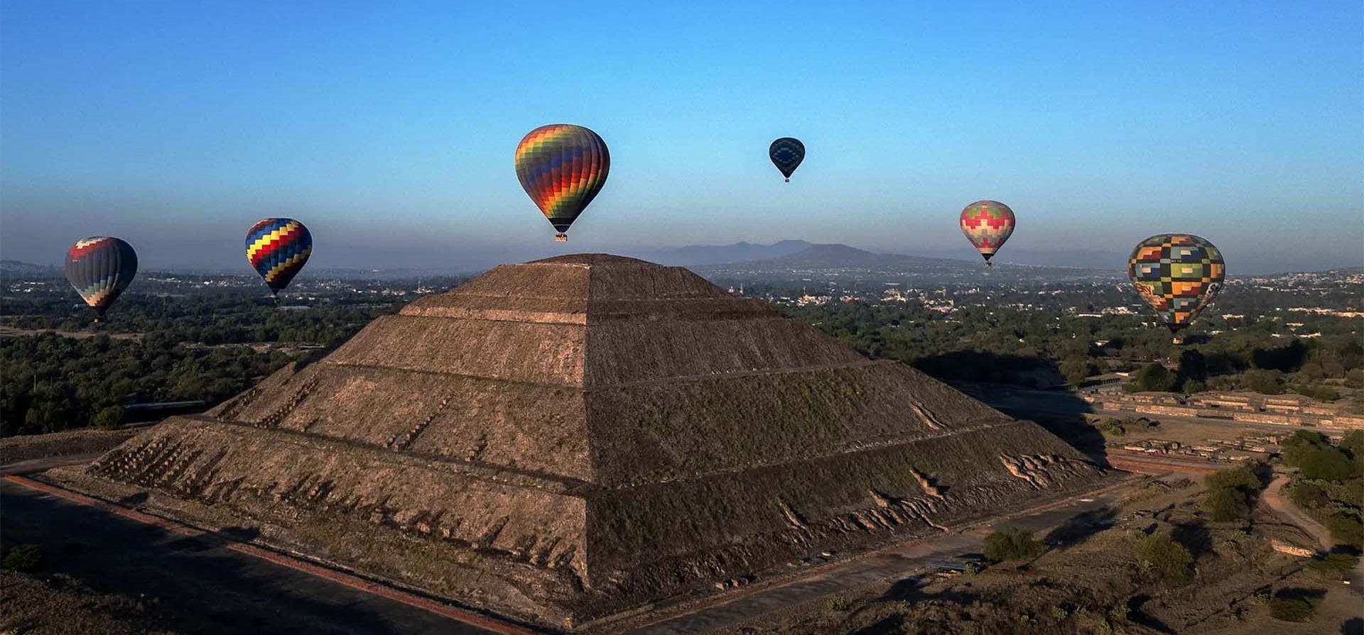 Globos aerostáticos sobrevuelan las pirámides durante la celebración del equinoccio de primavera, Teotihuacán, México. Fotografía: Carl de Souza/AFP/Getty Images Globos aerostáticos sobrevuelan las pirámides durante la celebración del equinoccio de primavera, Teotihuacán, México. Fotografía: Carl de Souza/AFP/Getty Images