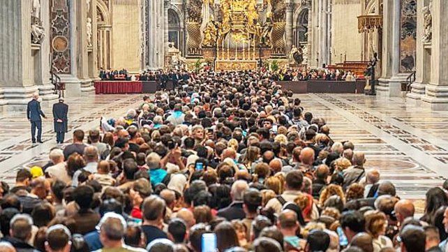 El primer Papa latinoamericano yace en un sencillo ataúd abierto