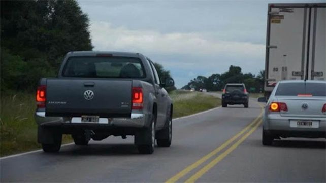 La doble línea amarilla en la ruta indica que no se deben realizar sobrepasos por ese trazado.
