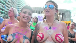 El Tetazo copó el Monumento y se replicó por todo el país en repudio a la censura al topless
