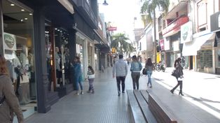 Extienden una hora más la apertura de los comercios los sábados
