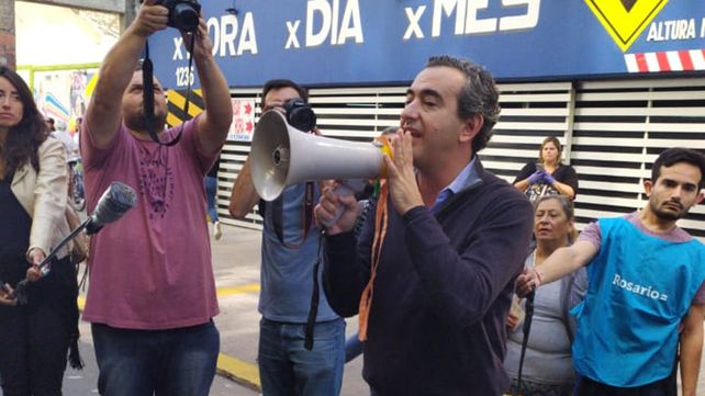Bancos: intendente con un megáfono ayudó a los jubilados