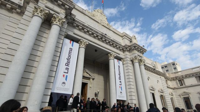 La reforma constitucional comenzó trabada y con temperatura elevada entre el oficialismo y la oposición. La reforma constitucional comenzó trabada y con temperatura elevada entre el oficialismo y la oposición.