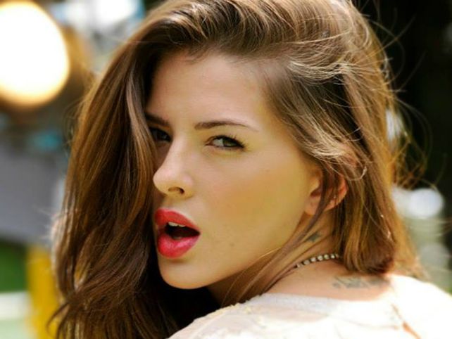 Colaless, sol y topless: el álbum más sexy de la China Suárez