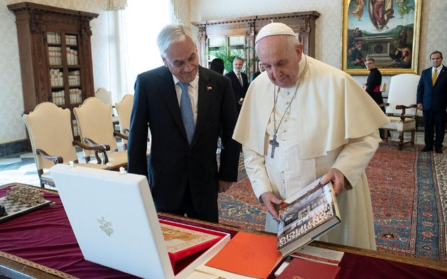 El Papa Francisco intercambia obsequios con el presidente de Chile, Sebastián Piñera, durante su reunión en el Vaticano, el jueves 9 de septiembre de 2021. 