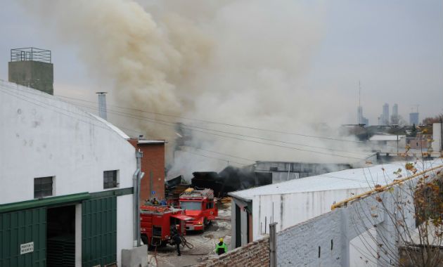 Tras intensa labor se pudo controlar el incendio en una fábrica de