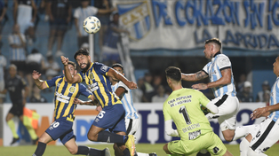 No pudo ser. Facundo Mallo no puede conectar con precisión de cabeza en el primer tiempo. Central logró cerrar el partido.