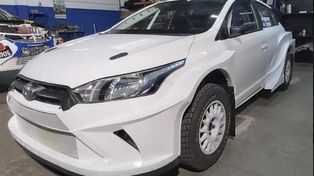 Blanco flamante. Al Yaris solo le faltan las publicidades. En el taller de Concordia del CEO Rally Team se termin&oacute; el auto de Nadia Cutro.