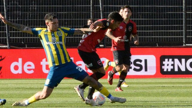 Maxi Comba se lleva la pelota como en casi toda la tarde. Fue la sorpresa en la formación de Gamboa y el mejor de Newells.