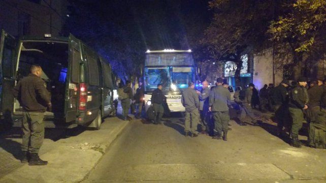Operativo. Los prefectos irrumpieron con violencia en el asentamiento de Retiro