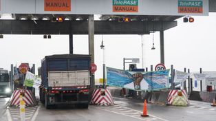 Barreras arriba. Los trabajadores del peaje del puente Rosario-Victoria temen por su puestos de trabajo tras el fin de la concesión de Crusa