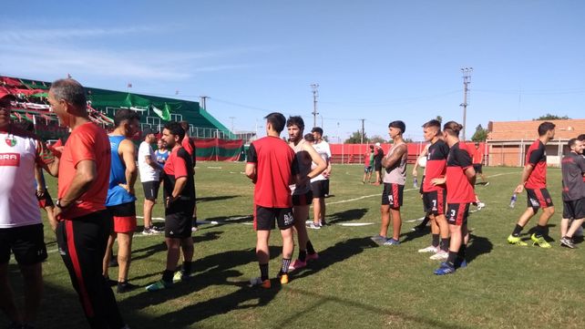 Papelón. Jugadores de Aguirre y Cremería dialogan en el campo de juego.