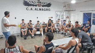 El plantel de Almagro que jugará la Liga Federal mantuvo una rica charla con César Palmieri, Psicólogo deportivo.