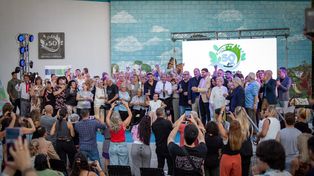 Los reconocimientos abarcaron a referentes del deporte local, hacedores de la cultura, comerciantes históricos y actores sociales, quienes fueron ovacionados por sus propios vecinos al subir al escenario.&nbsp;