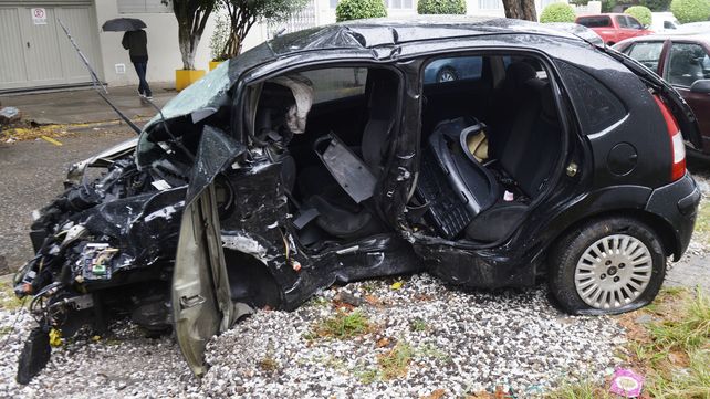 El Citroën C3 que conducía Pablo Pizorno -quien murió junto a su hijo Valentino- fue embestido en avenida del Rosario y Ayacucho y quedó destruido.
