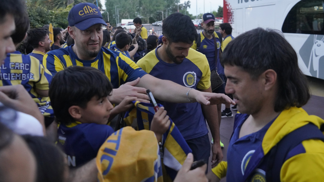 Nacho Malcorra firmó camisetas de Central que le acercaron los fanáticos canallas.