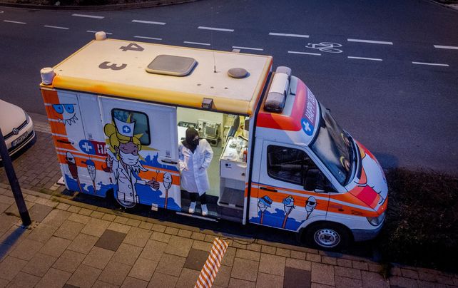 Una trabajadora médica espera atender a pacientes con síntomas en una camioneta de test de coronavirus en Frankfurt, Alemania, el jueves 11 de noviembre de 2021. El número de infecciones por el virus está aumentando constantemente nuevamente. 