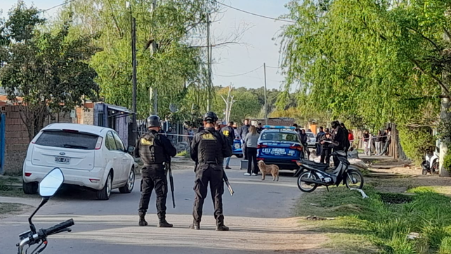 Doble crimen en Nuevo Alberdi. La policía controla la cuadra de Luzuriaga  al 2400.