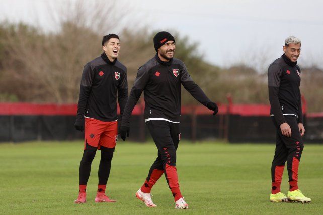 Los jugadores de Newells distendidos en un entrenamiento. Hoy tendrán un amistoso a puertas cerradas.
