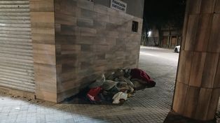 Hallan en la calle más ropa de Micaela Albornoz, la mujer desaparecida hace una semana