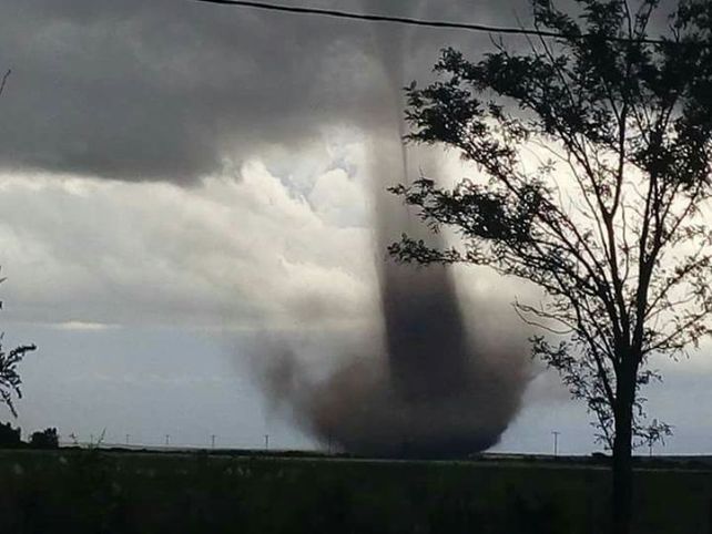 El tornado se formó en un campo ubicado a unos 9 kilómetros de la ciudad puntana de Tilisarao.&nbsp;