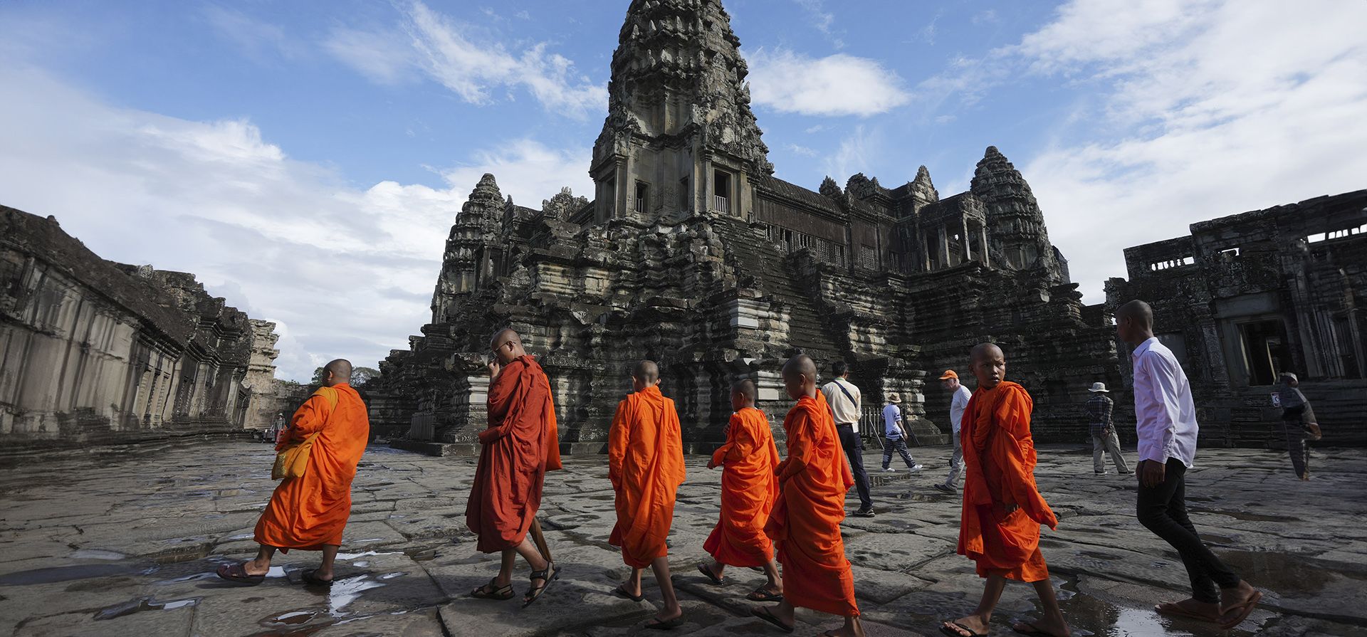 Monjes budistas camboyanos visitan el templo de Angkor Wat en Siem Reap, Camboya. (Foto AP/Heng Sinith) Monjes budistas camboyanos visitan el templo de Angkor Wat en Siem Reap, Camboya. (Foto AP/Heng Sinith)