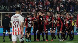 Desahogo. El festejo del final en Santa Fe, donde Newell’s logró un triunfo clave para ilusionarse, ahora sí, con la copa. Ahora, Arsenal.