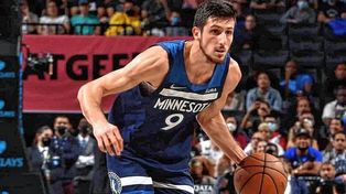 Leandro Bolmaro volvió a pisar la cancha con Minnesota en la NBA.&nbsp;
