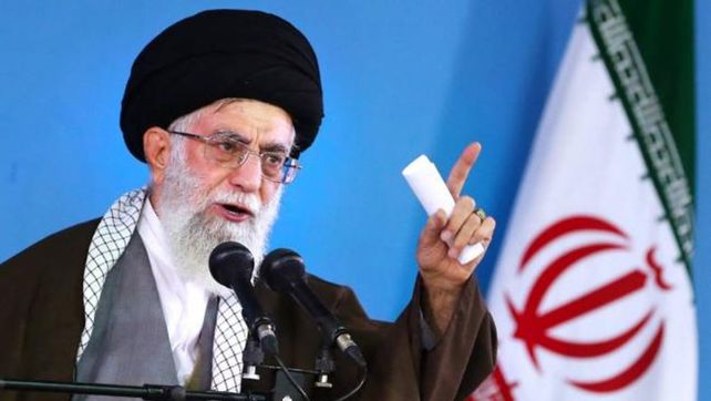El guía supremo del país, Alí Jamenei, es un clérigo islámico que no fue elegido por el voto popular, como otros altos cargos del régimen iraní.