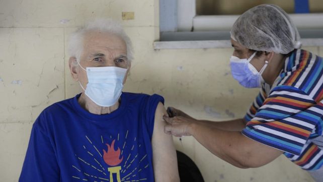 Este lunes comienza el operativo de vacunación con tercera dosis en geriátricos.&nbsp;
