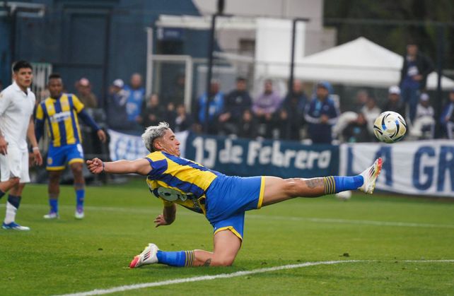 Alejo Veliz intenta convertir contra Gimnasia. El centrodelantero de Central marcó en el amanecer del partido.