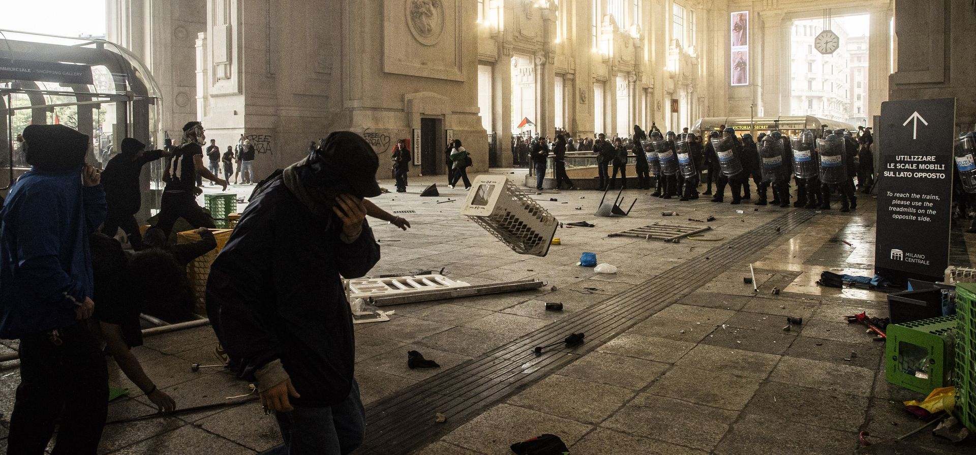 Manifestantes entran a la Estación Central durante enfrentamientos con la policía tras la marcha de apoyo a Palestina en Milán, Italia, el lunes 22 de septiembre de 2025. (Marco Ottico/Lapresse vía AP) Manifestantes entran a la Estación Central durante enfrentamientos con la policía tras la marcha de apoyo a Palestina en Milán, Italia, el lunes 22 de septiembre de 2025. (Marco Ottico/Lapresse vía AP)