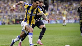 Ángel Di María se le escapa a Ayrton Costa. Central y Boca animaron un partido intenso, sin tanto juego en el Gigante de Arroyito.