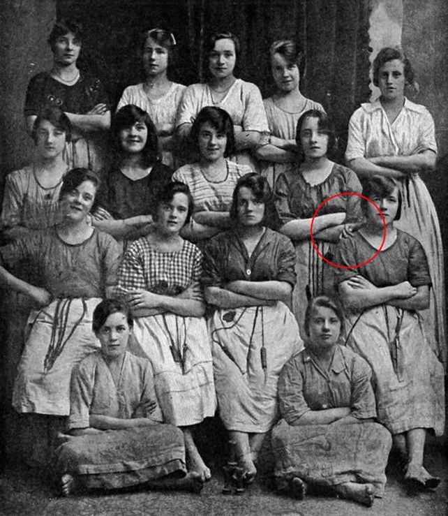 Descubrí el escalofriante detalle que esconde una foto que fue tomada hace más de un siglo