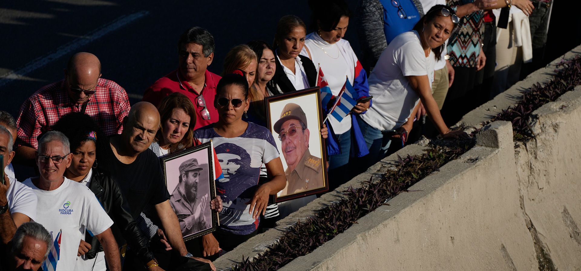 Una multitud se congrega en las calles de La Habana, Cuba, el jueves 15 de enero de 2026, para observar la caravana que transportaba los féretros de los oficiales cubanos asesinados durante la operación estadounidense en Venezuela que capturó al presidente venezolano Nicolás Maduro. (Foto AP/Ramón Espinosa) Una multitud se congrega en las calles de La Habana, Cuba, el jueves 15 de enero de 2026, para observar la caravana que transportaba los féretros de los oficiales cubanos asesinados durante la operación estadounidense en Venezuela que capturó al presidente venezolano Nicolás Maduro. (Foto AP/Ramón Espinosa)