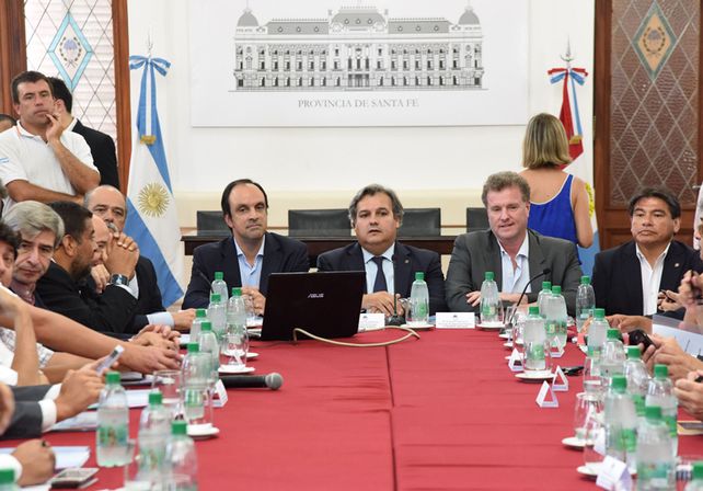 El ministro Farías encabezó la reunión de del Gabinete de Emergencia de la Nación en la ciudad de Santa Fe.
