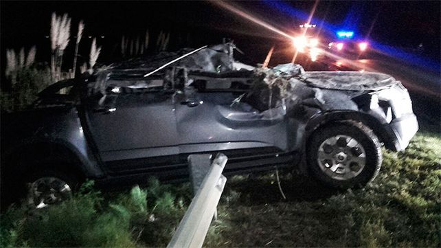 Tres personas fueron hospitalizadas tras despistar y volcar una camioneta
