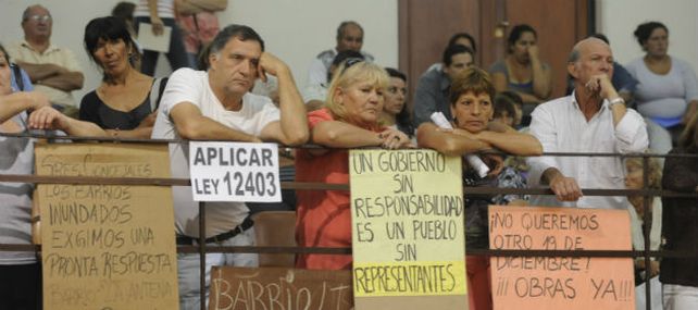 Los vecinos de los barrios afectados por las inundaciones asistieron en busca de una solución a sus problemas a la sesión del Concejo Municipal observada por Asuntos Jurídicos.