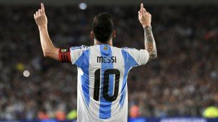 Estampa de crack. Messi y la 10 en la espalda, con los brazos en alto festejando un gol.