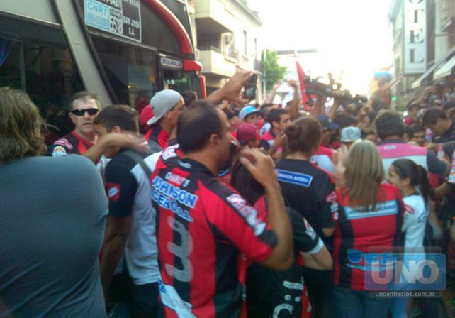 Banderazo de apoyo al #PatrónDelAscenso antes de la semifinal