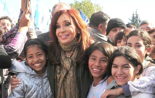 Cristina Fernández. La presidenta junto a niñas en el Gran Buenos Aires.