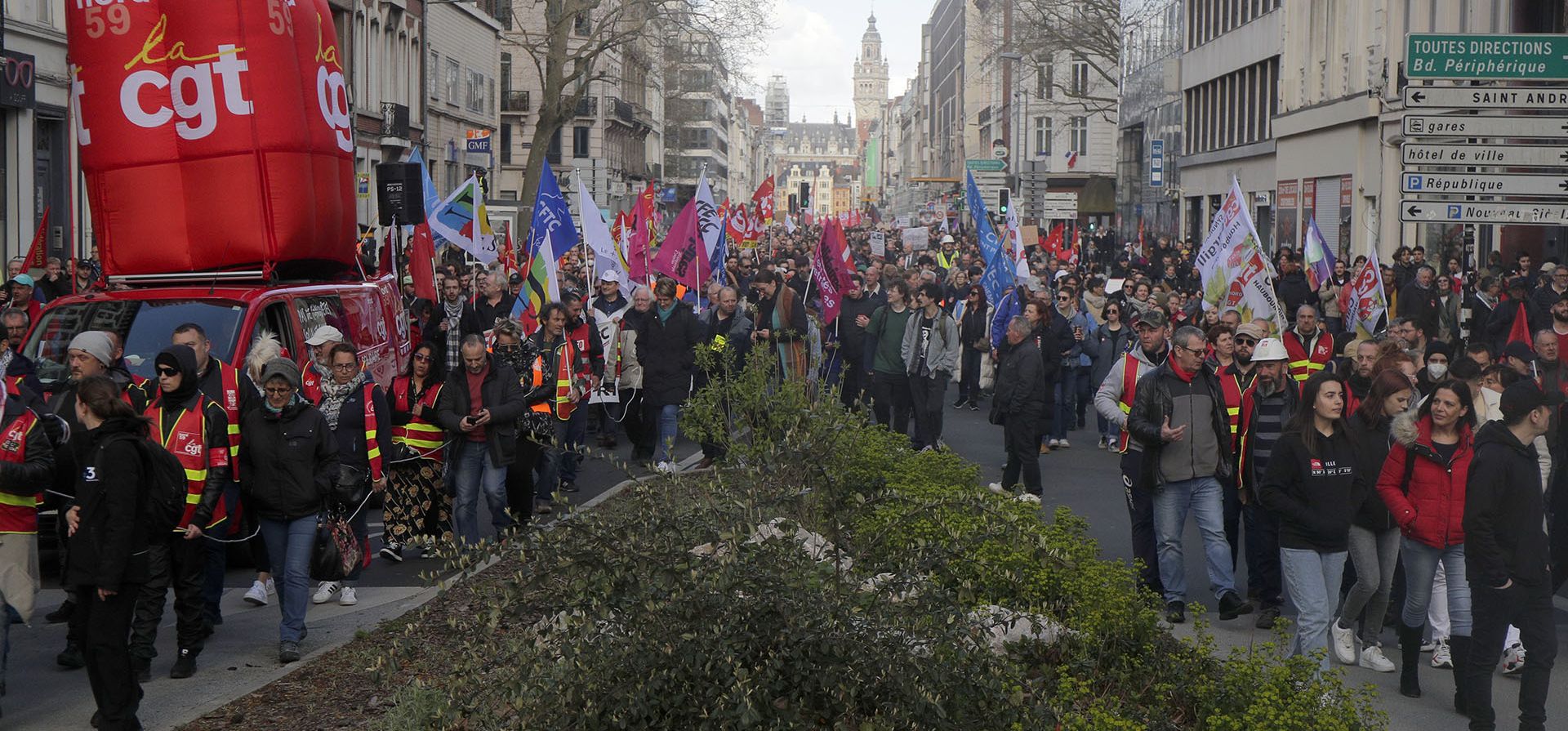 Manifestantes marchan durante una protesta el jueves 13 de abril de 2023 en Lille, norte de Francia. Los manifestantes que se oponen al impopular plan del presidente Emmanuel Macron para elevar la edad de jubilación en Francia marcharon el jueves en ciudades y pueblos de Francia en una muestra final de ira antes de una decisión sobre si la medida cumple con los estándares constitucionales. (Foto AP/Michel Spingler)
