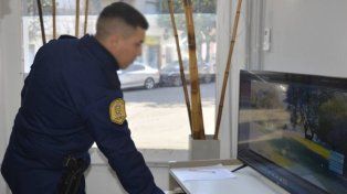 Insólita sanción: a un policía lo arrestaron por poner cortinas en una sala de videovigilancia