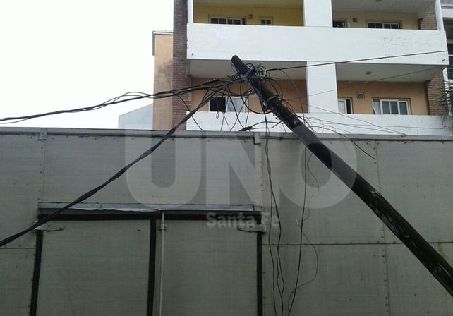 Video: un camión tumbó un poste de luz en el macrocentro santafesino