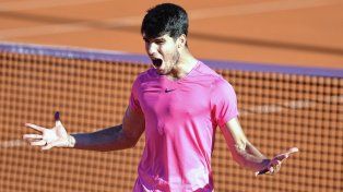 Carlos Alcaraz festeja con todo su título en el Argentina Open.