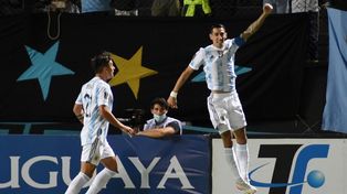Di María celebra con Dybala, que le dio el pase.