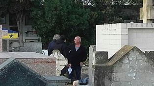 En un cementerio, hallan un cadáver fuera del ataúd