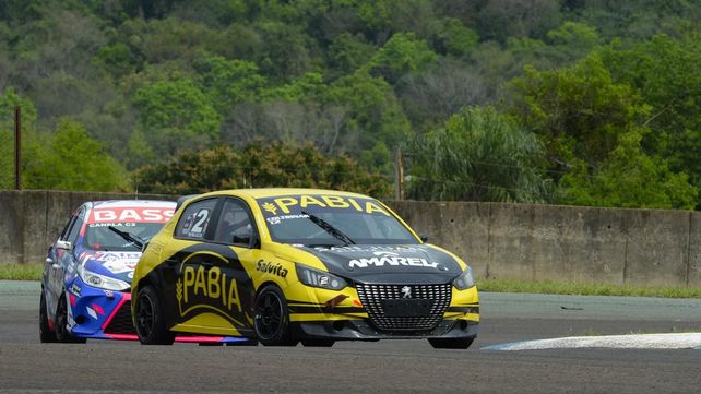 Francisco Coltrinari contiene al rafaelino Juani Canela en Oberá. Victoria del salteño en la C2 del Turismo Nacional y del Saturni Racing.